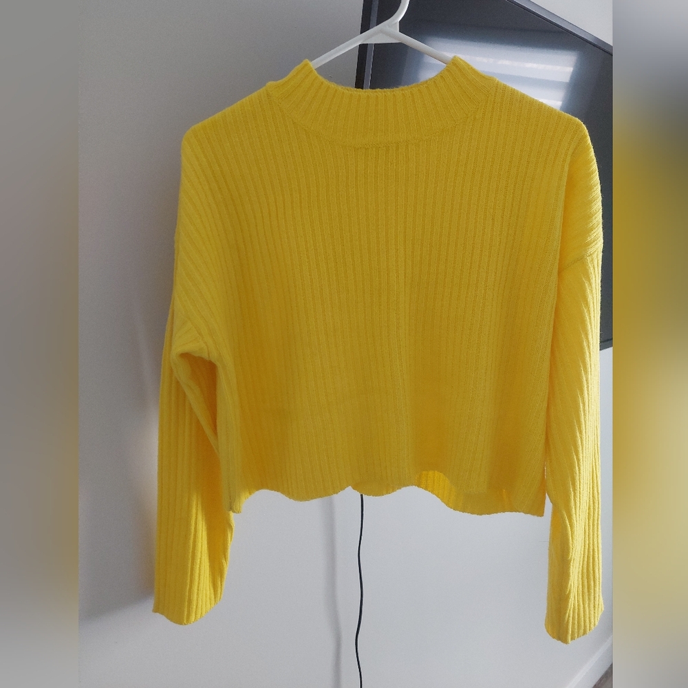Yellow sweater crop top 💛